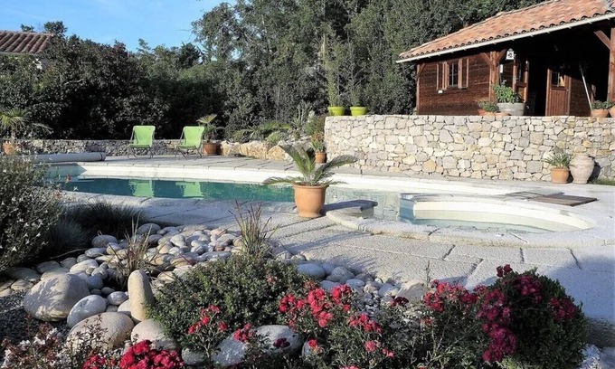 Chauzon Villa | Villa spacieuse avec piscine, jardin et jacuzzi