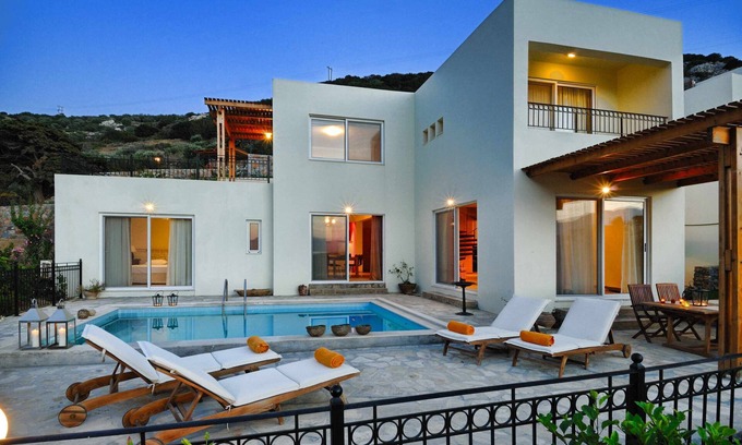 Istron Villa | Villa spacieuse avec piscine privée et vue mer, à seulement 150 mètres de la mer