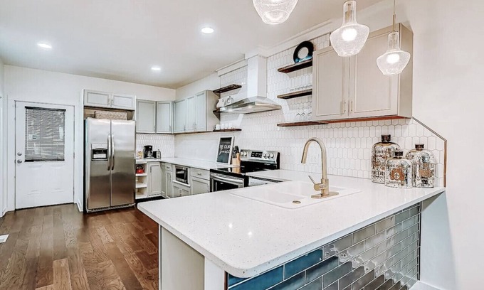 Babe Denny Maison | Spacious | Walk to Lucas Oil!