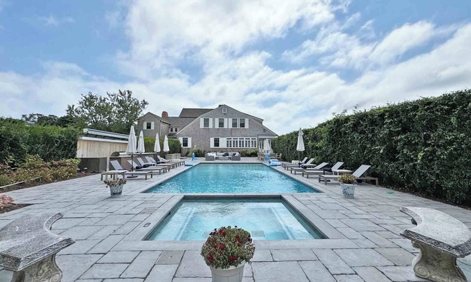 Quogue Maison | Spacious waterfront 9-bedroom house in peaceful Quogue