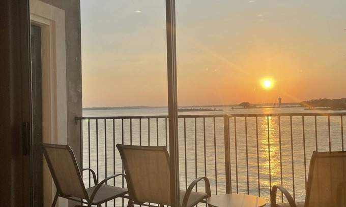 Seven Coves Copropriété | Newly Renovated Waterfront Condo With Sunset Views