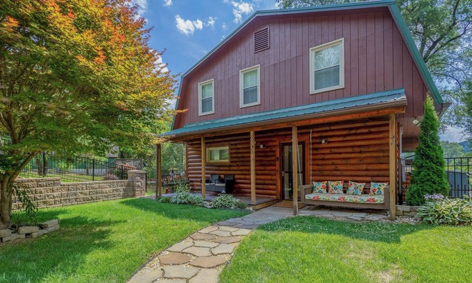 Dublin Cabine | Spacious Waterfront Home on Claytor Lake
