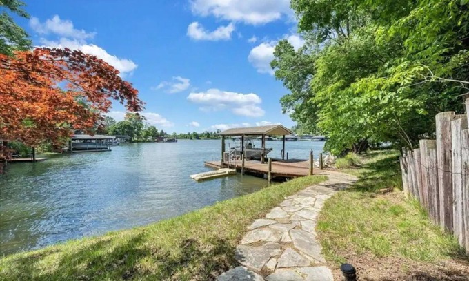 Moneta Maison | Spacious Waterfront House for the Perfect Getaway