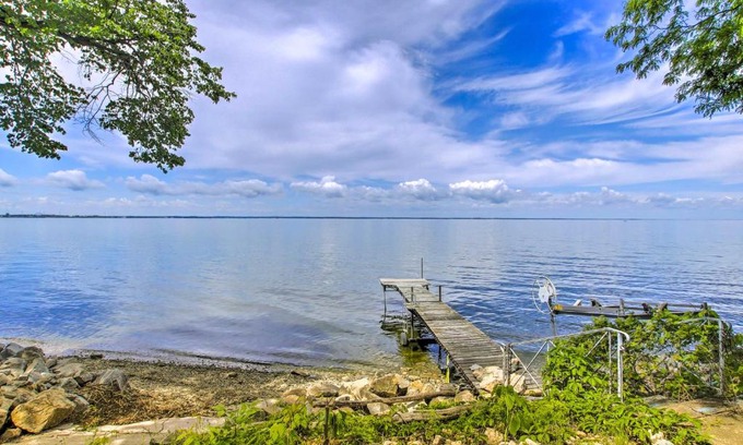 Green Bay Maison | Spacious Waterfront Retreat Near UW-Green Bay