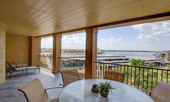 Horseshoe Bay Copropriété | Spacious Waters Resort 3/2 Condo with Views of Lake LBJ