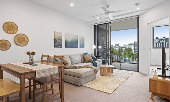 West End Appartement | Spacious West End Apartment with Pool & BBQ Access