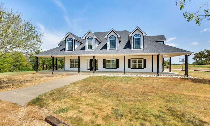 Wills Point Maison | Spacious Wills Point Retreat w/ Pool & Pond!