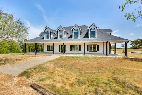 Wills Point Maison | Spacious Wills Point Retreat with Pool and Pond!