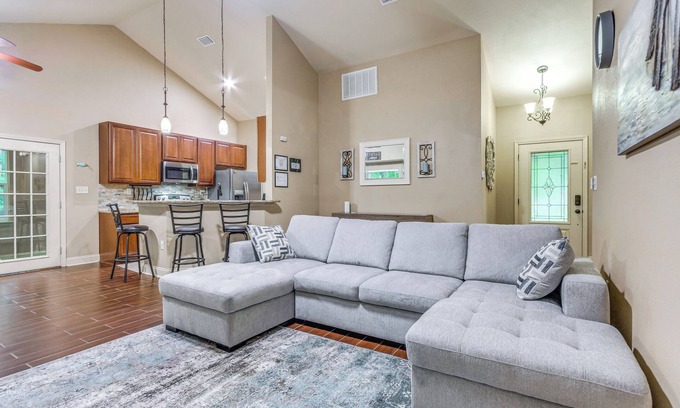Navarre Maison | Spacious Yard! Navarre Home in Quiet Neighborhood