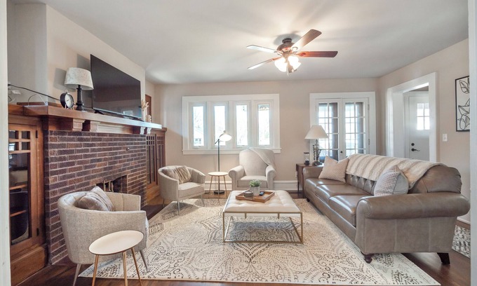 Waupaca Maison | Spanish Charm 4bed/3bath Downtown Waupaca!