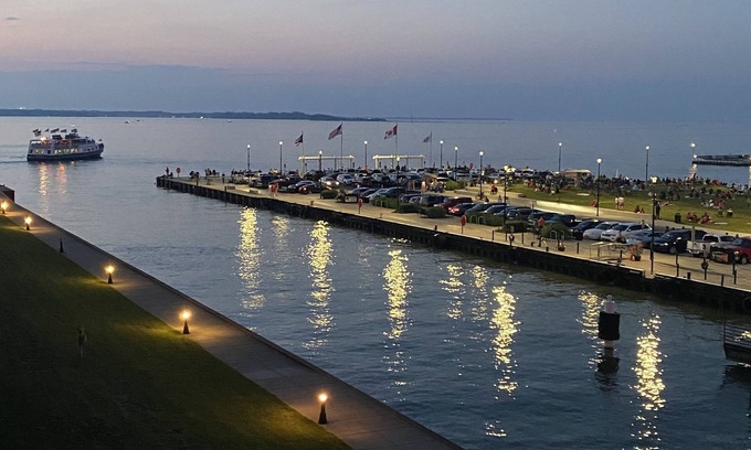 Sandusky Copropriété | Sparkling clean, family friendly condo right on the water! Cedar Point View!