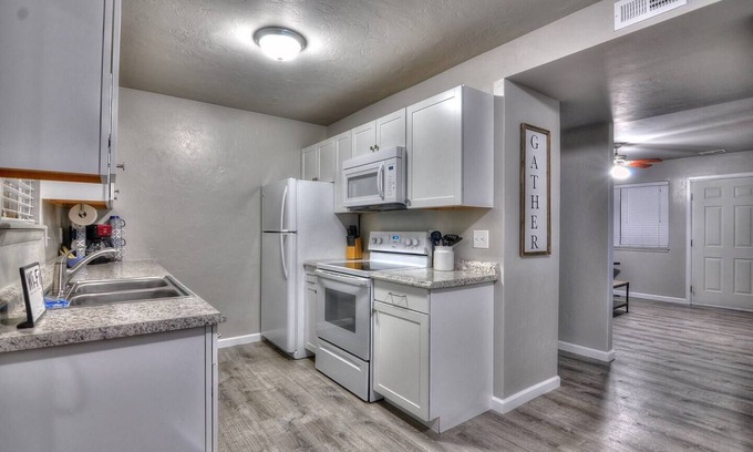 Grand Junction Maison | Maison de ville moderne et propre! Tout est flambant neuf