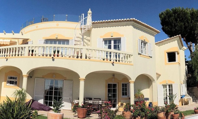 Vila do Bispo Villa | Villa De Luxe 4 chambres, avec piscine chauffée et baignoire. Climatisation dans toutes les chambres.