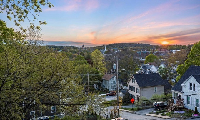 Amesbury Copropriété | Ames for Fun: Near town, parks, art studios; eateries, family friendly, sunset views, Fast WiFi