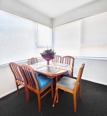 Johnsonville Appartement | special in winter from 138 for three bedrooms unit in Johnsonville Wellington