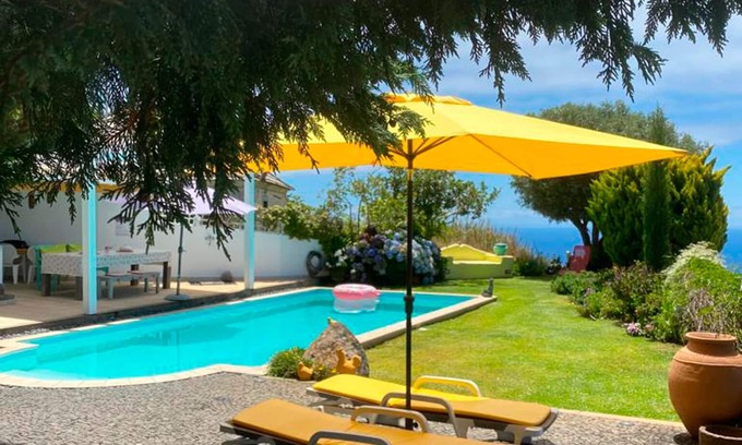 Prazeres Villa | Villa típica en la isla de Madeira con piscina y vistas al mar.