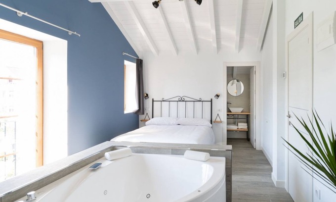 Villaverde de Pontones Appartement | Special studio for couples with double whirlpool tub and views of the main garde