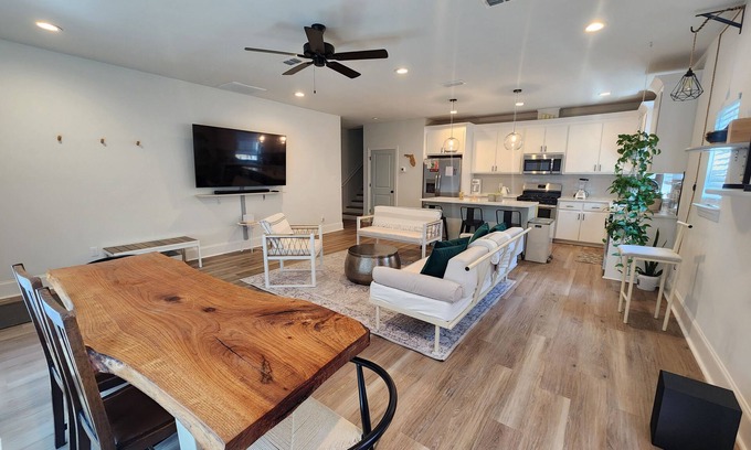 Tallahassee Maison | SPECIAL SUMMER PRICING: Stylish 3BR/3.5BA, Walk to Whole Foods, Dining & Parks