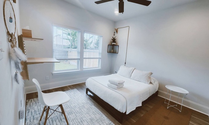 Tallahassee Maison | SPECIAL SUMMER PRICING: Stylish 2BR/2BA. Bright, Comfy, Clean. Midtown w/ Yard