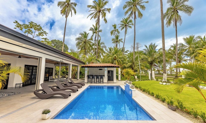 Parrita Maison | Spectacular Beachfront Home in Playa Palo Seco