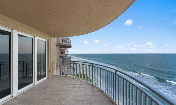 Bridgeport Heights Copropriété | Spectacular Large Beachfront 3BR/3B 8th FL Condo w/Ocean/River Views & Amenities