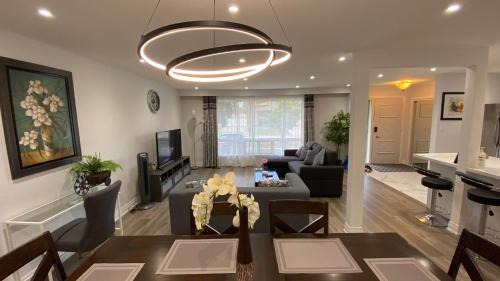 Kingsview Village Appartement | Spectacular 3 BR 2 WR House - Close to Airport