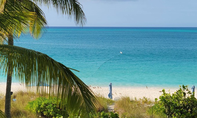 Grace Bay Copropriété | Spectacular Ocean Front 3 BR - Calme 2e unité d'extrémité FL avec balcon enveloppant.