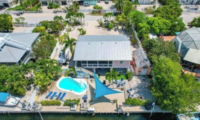 Cudjoe Key Maison | Spectacular 4 bedroom 2 bath pool home with great boating