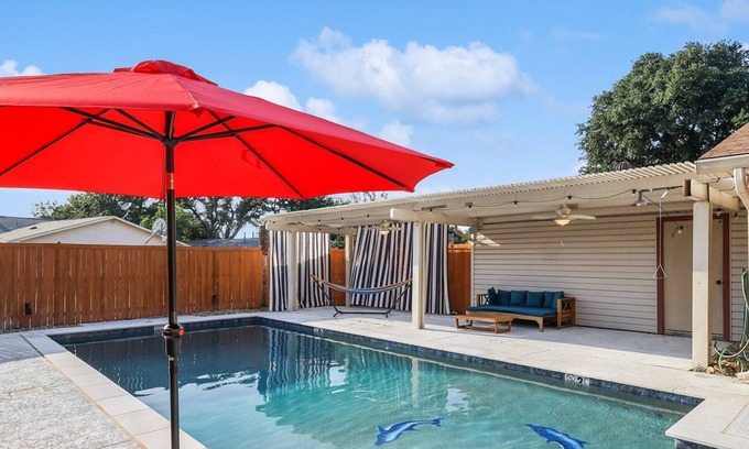 Northeast Carrollton Maison | Spectacular 4BR/2.5B Home with Pool and Grill