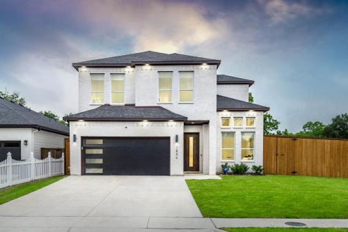 West Dallas Maison | Spectacular 4BRs Home in Downtown Dallas
