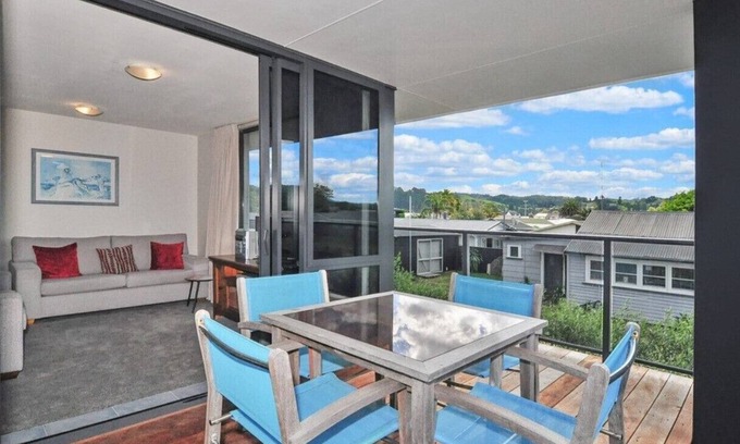 Whangamata Appartement | Spectacular Apartment with Spa pool, Heated Swimming pool, Private Decks & some