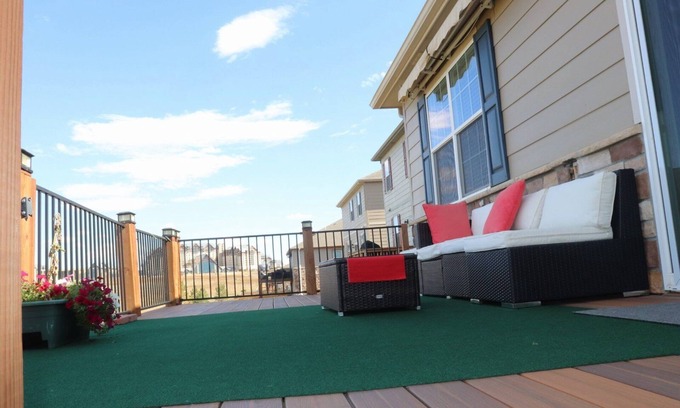 Dupont Maison | Spectacular back side patio open space and mountain view close to the costco