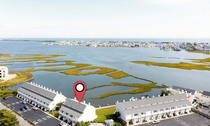 Fenwick Landing Maison | Spectacular Bay Views Near Fenwick Island - 3BR Coastal Retreat! Community Pool, WIFI, Beach Town, Shopping and Restaurants!