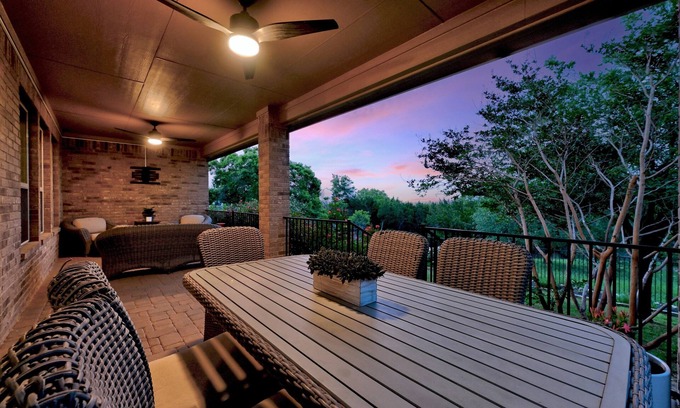 Hennig Heights Maison | Spectacular home perfectly located near everything!