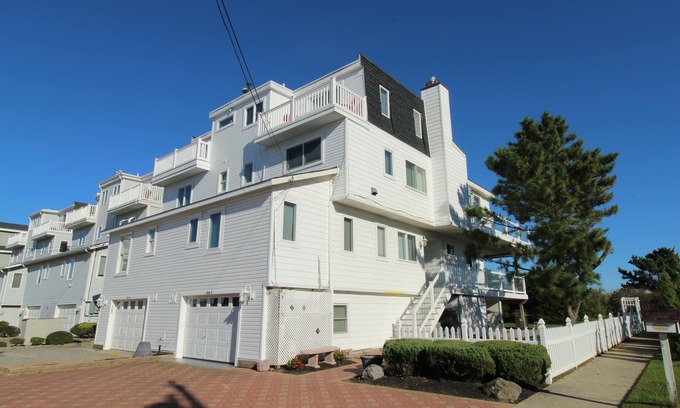 Sea Isle City Maison | Spectacular/modern town home is perfectly situated OCEANFRONT