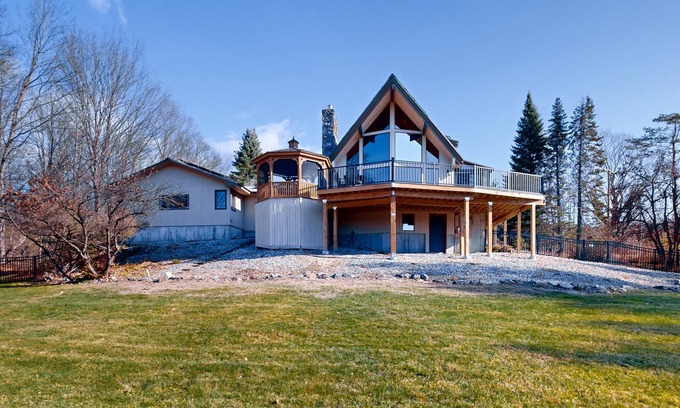 Franklin Maison | Spectacular mountain view home: dog friendly, large deck & game room