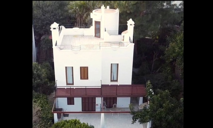 Torba Villa | Spectacular ocean views, lush gardens, and steps to the ocean!