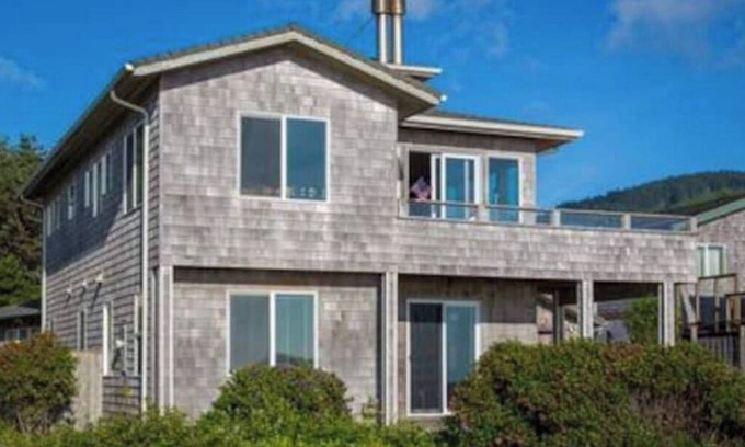 Yachats Maison | Spectacular Ocean Front, Dog Friendly Home, in the Heart of Yachats