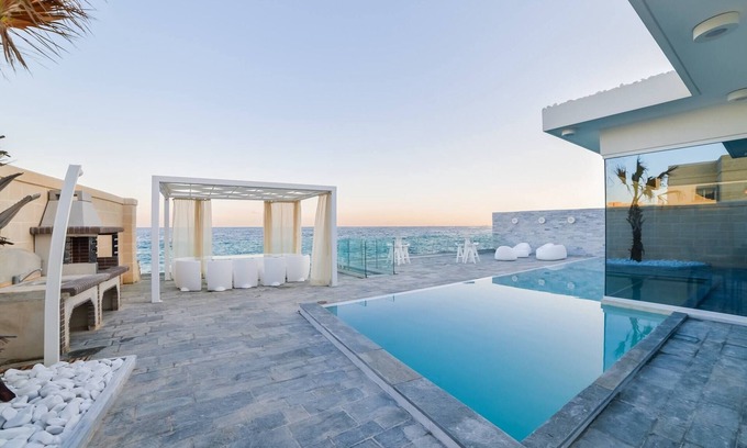 Marsaskala Villa | Une toute nouvelle villa contemporaine spectaculaire nichée juste en face de la mer!