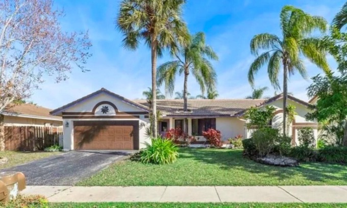 Margate Maison | Spectacular stylish 4-bedroom home with pool, large screened patio, lake view.