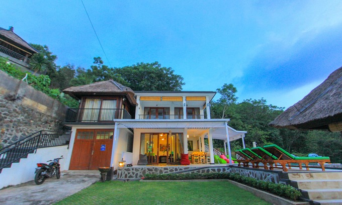 Temukus Villa | Rinisha Rumah Senja, petit déjeuner gratuit et spectaculaire coucher de soleil sur la mer, Lovina Bali