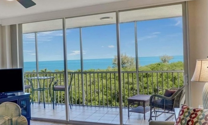 Vanderbilt Beach Copropriété | Spectacular unobstructed GULF, BAY and SUNSET view, 5 minutes walk to the beach.