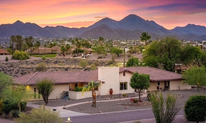 Fountain Hills Maison | Confidentialité et vues. Récemment rénové et meublé. Taux bas pour les nouvelles inscriptions.