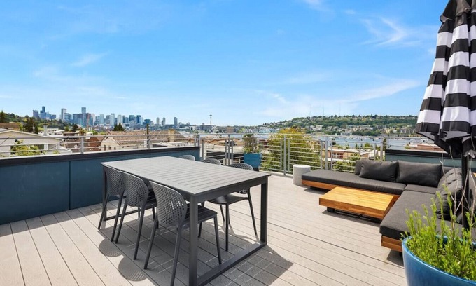 Eastlake Maison | Moderne 5 Histoire Maison de ville avec une vue panoramique sur le toit et privé!