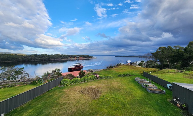 West Coast Tasmania Maison | Spectacular views of Macquarie Harbour from your very own private deck!