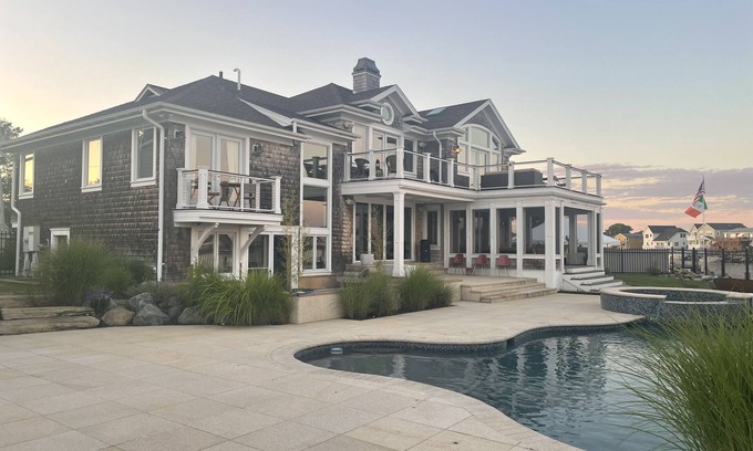 Massapequa Maison | Spectacular Waterfront Montauk Beach house In Massapequa, LI