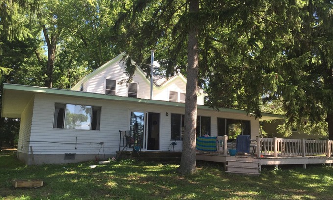Green Lake Cottage | Spectaculaire Waterfront Cottage sur le magnifique lac Vert. Parfait pour les familles!