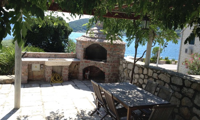 Lepetane Villa | Spectaculaire villa de bord de mer, sur la baie de Kotor