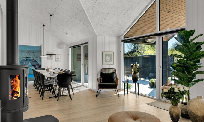 Dronningmolle Maison | Spend a fantastic vacation in this spacious and modern vacation home in Dronningmølle.