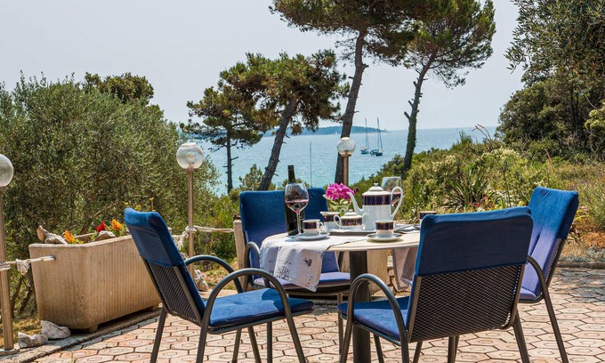 Artatore Maison | Spend a great vacation in this beautiful vacation home in 1st row to the pebble beach in the bay of